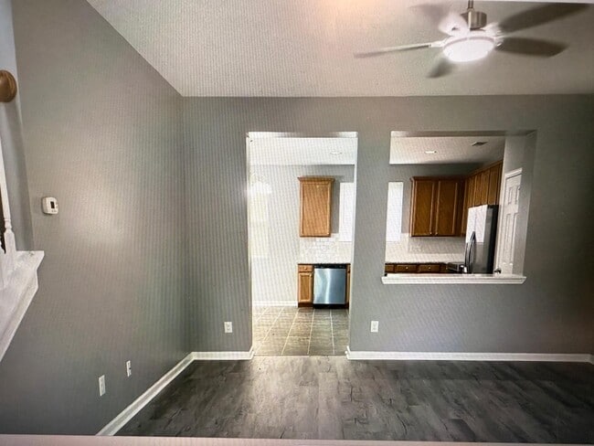 Building Photo - 721 Pebblestone Dr
