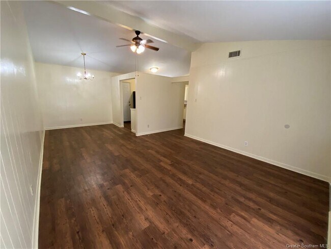 Foto del edificio - 1421 Cactus Dr