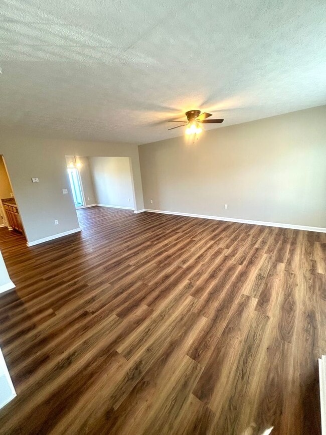 Building Photo - Town House For Rent