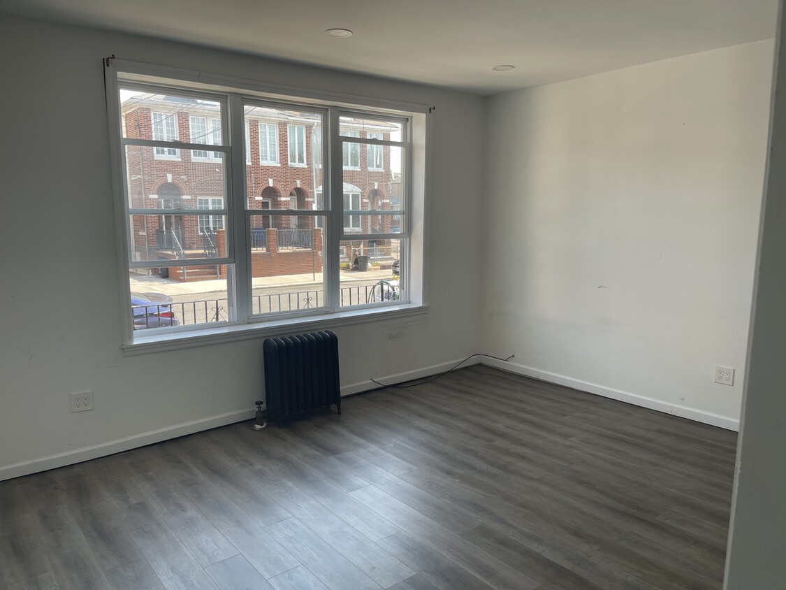 Foto principal - 2178 E 8th St