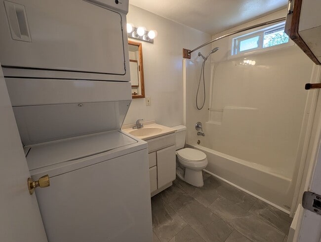 Building Photo - Cute 2 Bedroom house close to Lake Balling...