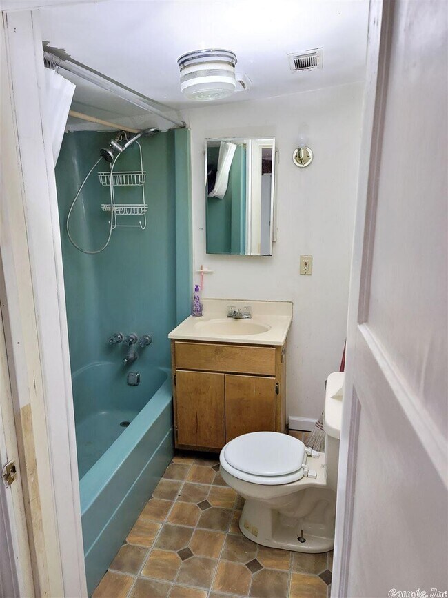 Building Photo - 807 W 51st St