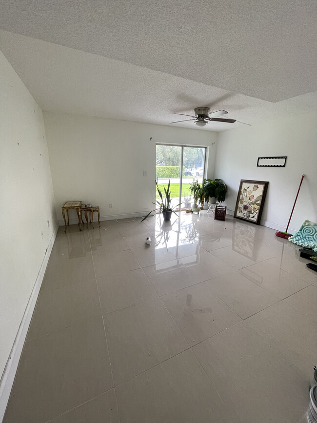 Building Photo - 9355 Fontainebleau Blvd