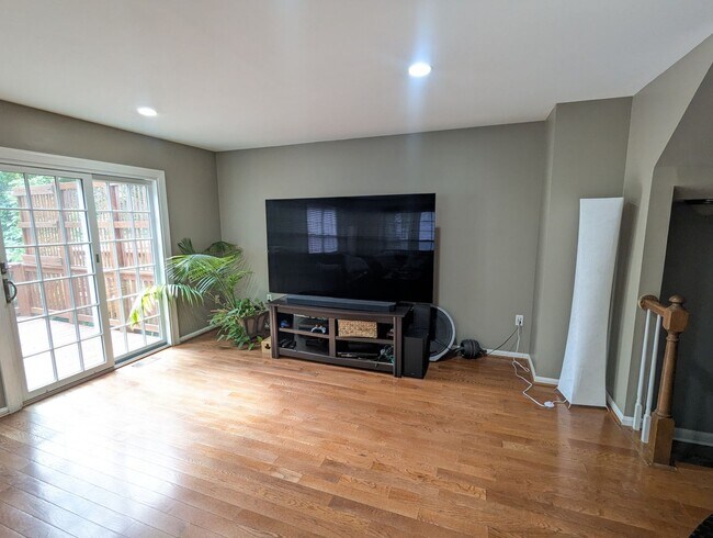 Foto del edificio - Beautiful 3 level END UNIT townhouse that ...