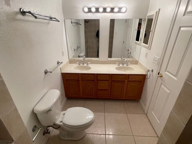Building Photo - Two Story, Three Bedroom Townhome in Winte...