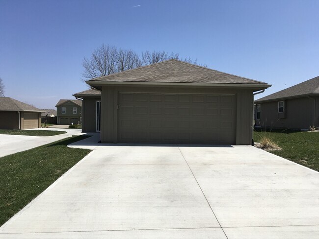 Building Photo - 2 Bed 2 Car Single Level Home in Raymore