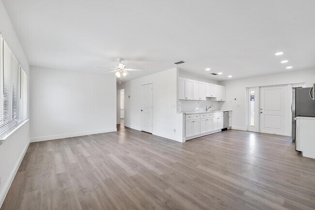 Building Photo - 9160 W Highland Pines Blvd