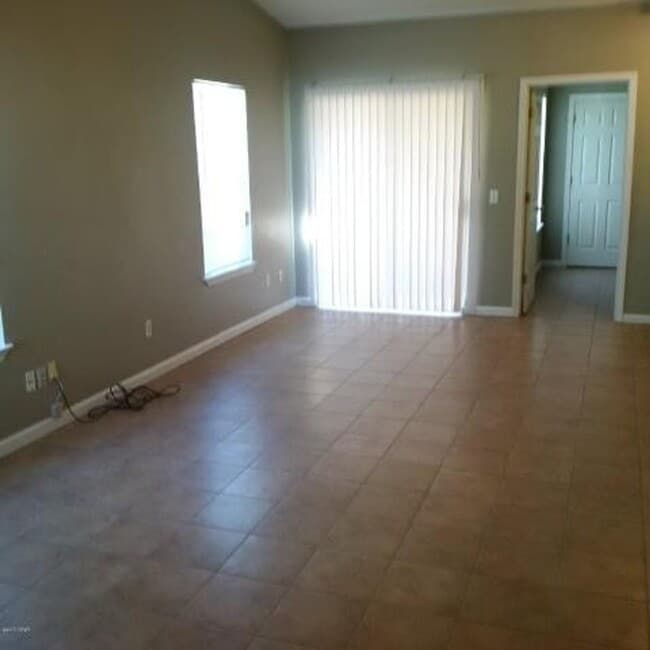Foto del edificio - 2 bedroom 2 bath duplex, walking distance ...