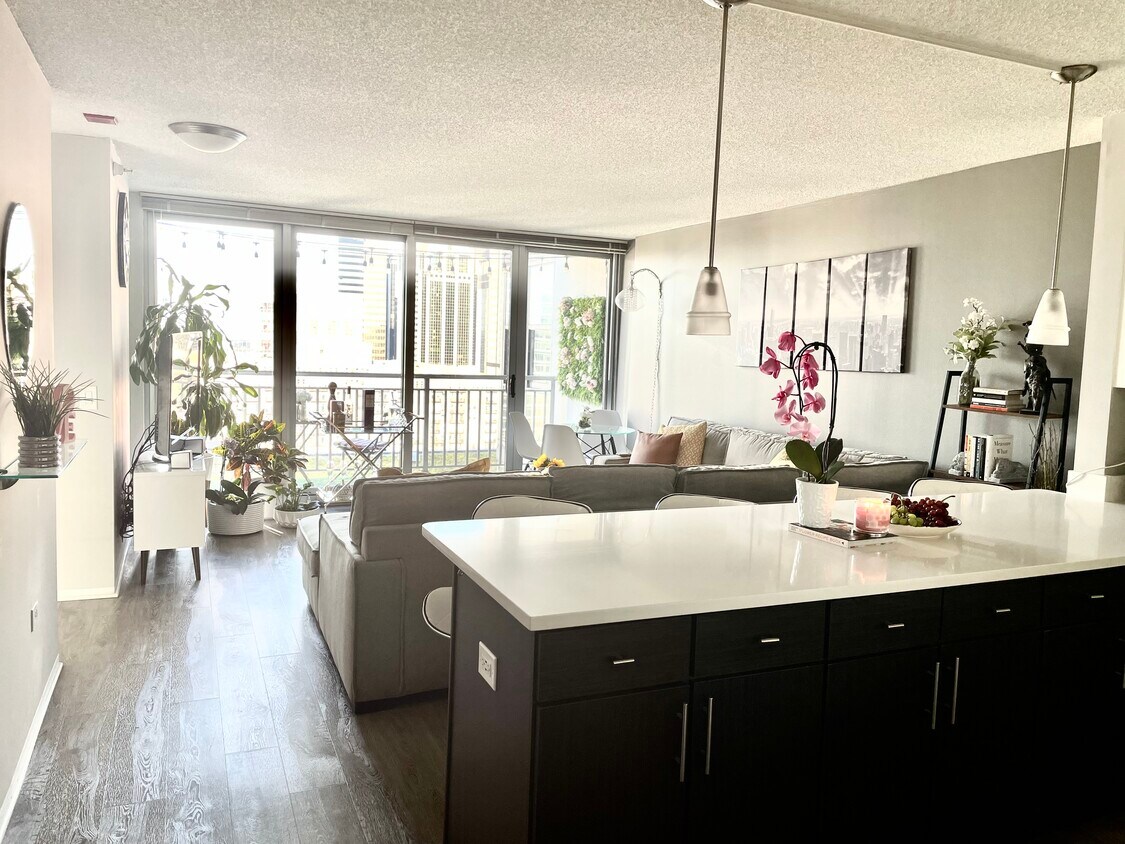 Living Room w/ Floor to Ceiling Windows - 600 W Lake St