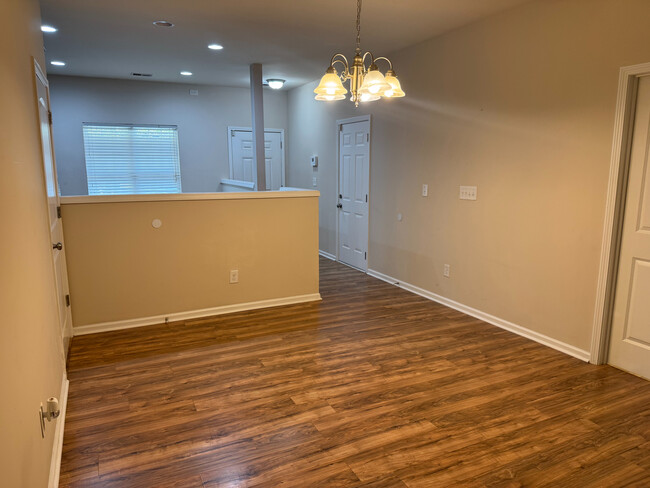 Foto del edificio - Room in Townhome on Bunclody Dr