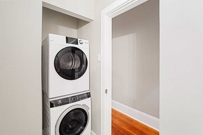 Building Photo - 381 Adams St