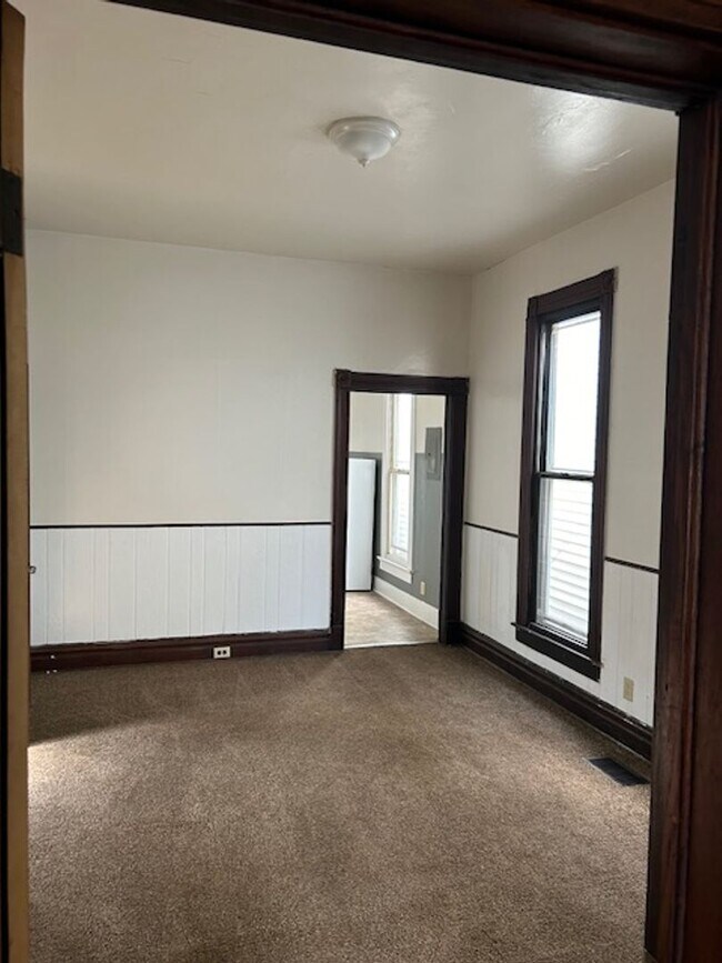 Building Photo - 624 E Delaware St