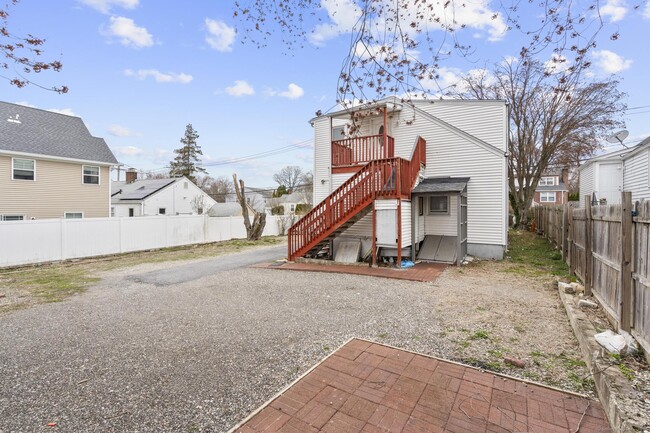 Building Photo - 72 Maple St
