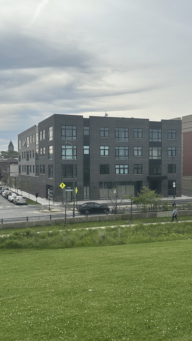 Building Photo - 2807 S Halsted St