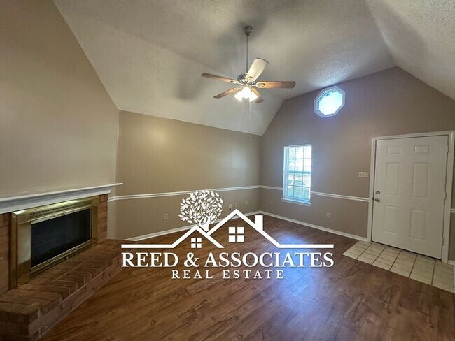 Foto del edificio - Move-In Ready 3BR in Cordova – Fireplace, Fenced Yard & Pets Welcome