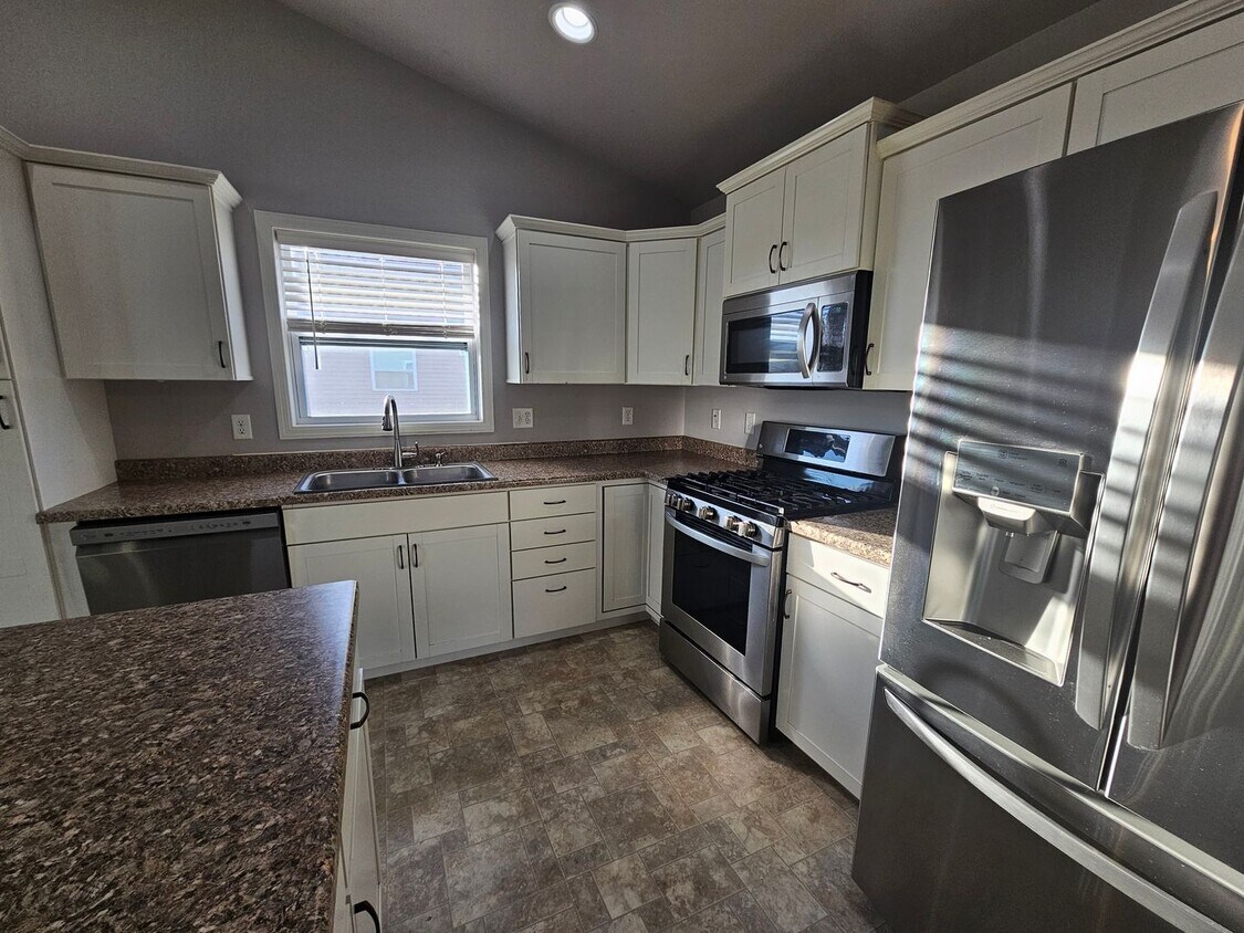 Primary Photo - NE 2 bedroom 2 bath condo with large deck ...