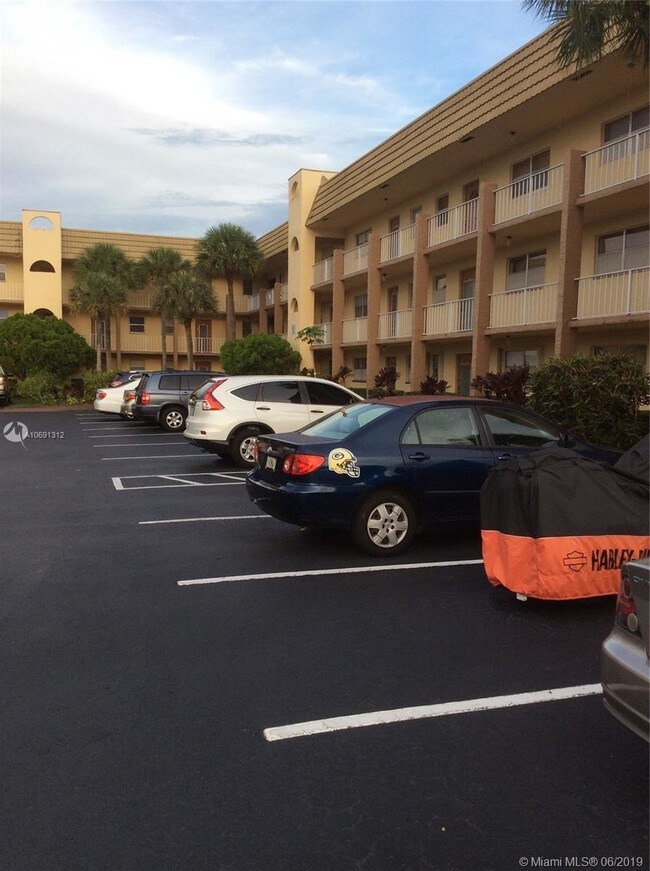 Foto del edificio - 8595 Sunrise Lakes Blvd