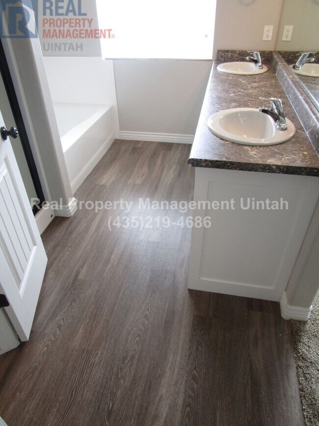 Foto del edificio - 3 bed 2.5 bath townhome in Fox Run