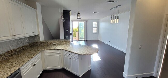 Building Photo - Gorgeous 3 Bedroom 4 Bath with Stunning Vi...