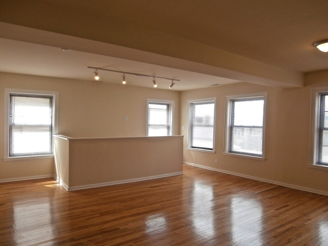 2807 W Lawrence Ave, Chicago, IL 60625 Apartments at 2807 W Lawrence