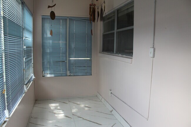 Foto del edificio - 4821 NW 22nd Ct