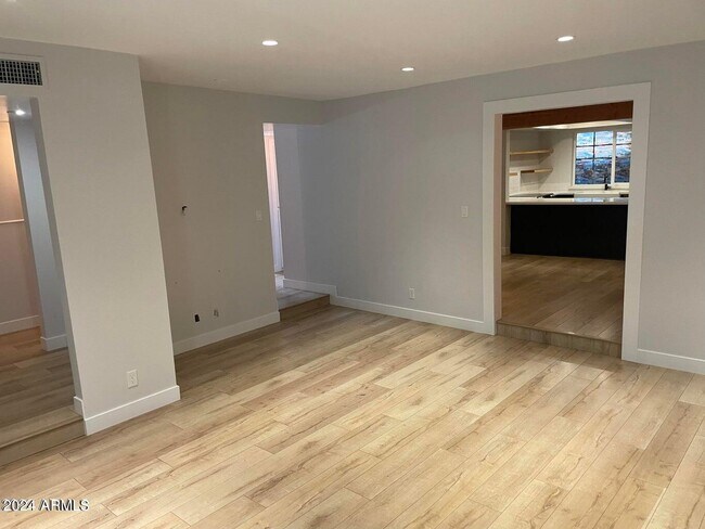 Foto del edificio - 542 N Hobson Plaza