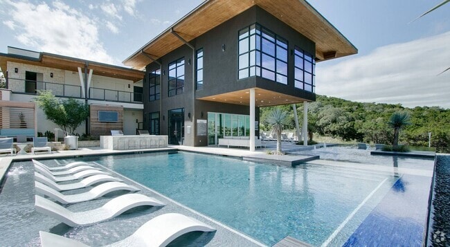 Building Photo - Ascent Cresta Bella
