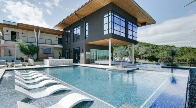 Building Photo - Ascent Cresta Bella