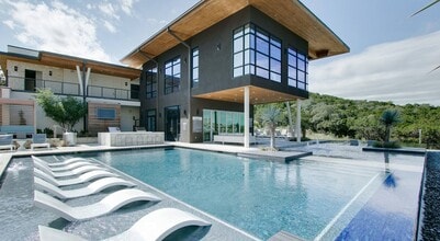 Building Photo - Ascent Cresta Bella