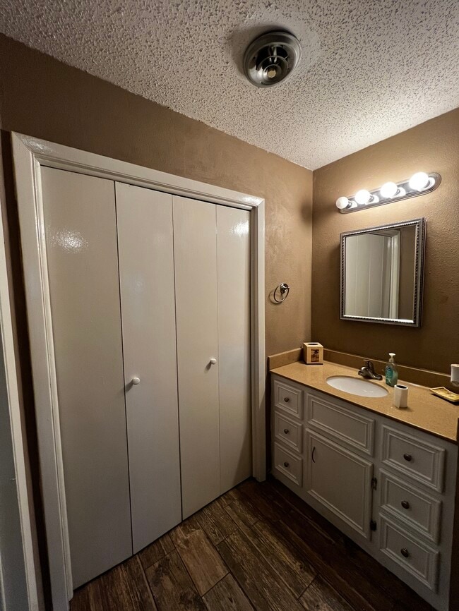 Building Photo - 603 Continental Dr