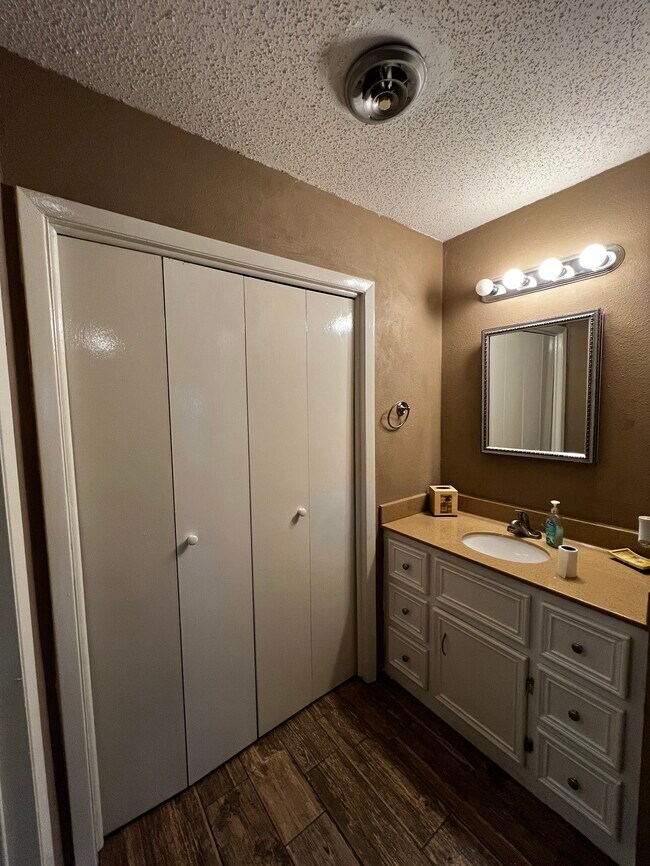 Foto del edificio - 603 Continental Dr