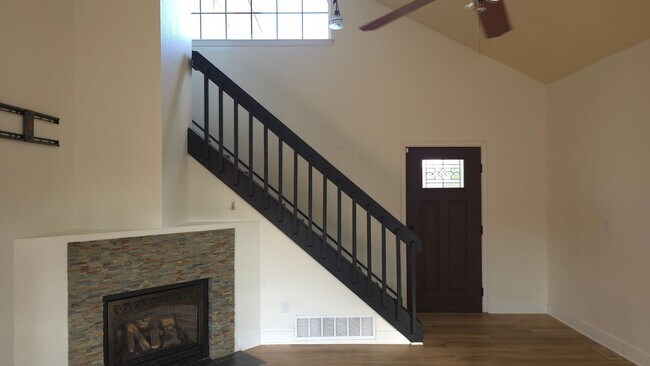 Foto del edificio - Tri-level home near Ft. Carson!!!