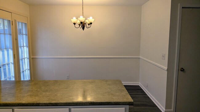 Comedor - 510 Basswood Ave