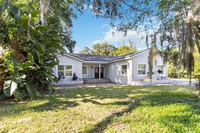 Building Photo - Beautiful Remodeled 3/2 Lakefront Home On ...