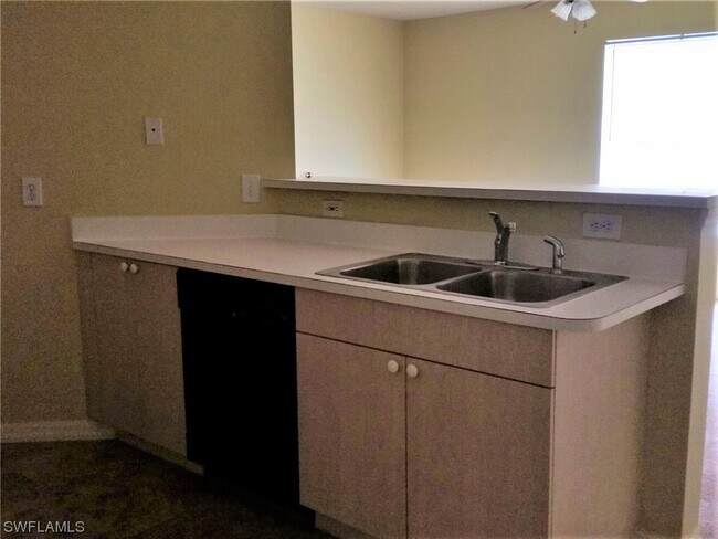 Foto del edificio - 1755 Four Mile Cove Pkwy