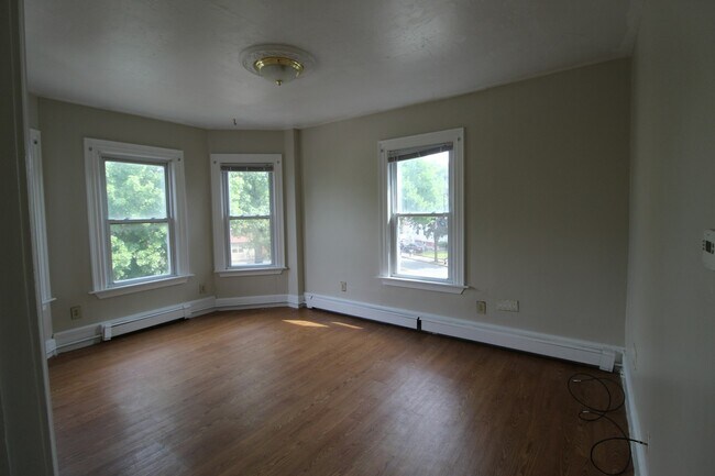 Building Photo - 204 River St