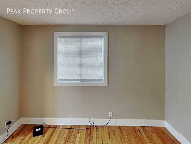 Building Photo - 77 1/2 E. 7th Avenue-