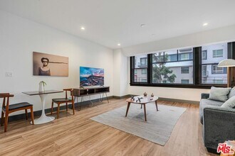 Building Photo - 932 S Hill St