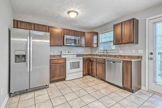 Building Photo - 198 Amanda Ln #2, Bristol, TN 37620