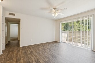 Building Photo - Southern Oaks