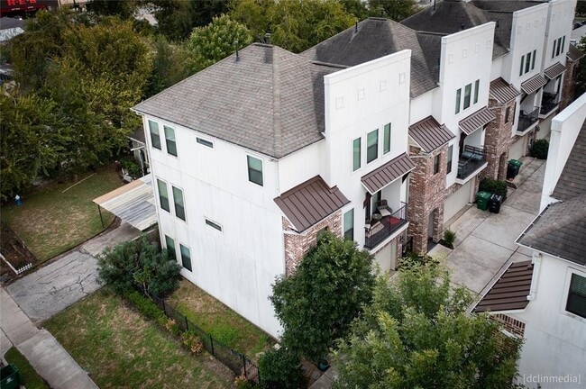 Building Photo - 730 W 24th St