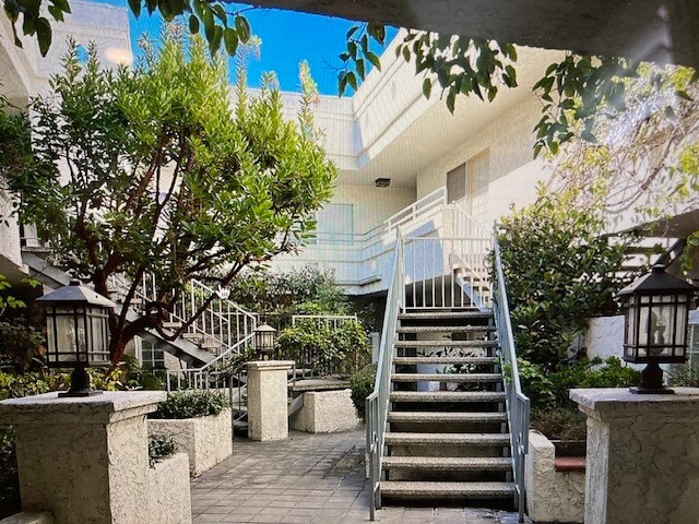 Relaxing Courtyard - 1741 Granville Ave