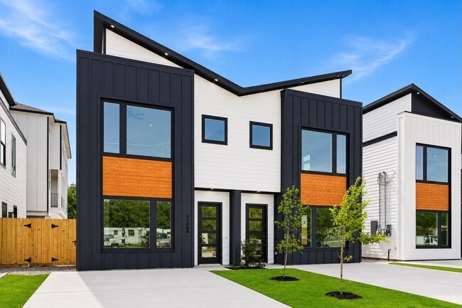 Building Photo - 9106 Coffee St
