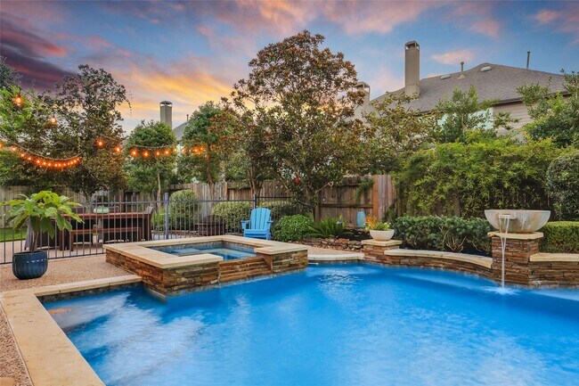 Foto del edificio - 5902 Royal Hill Ct