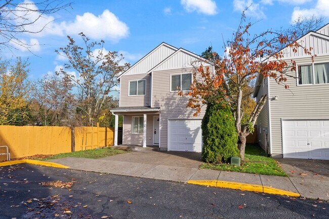 Foto del edificio - 4 bedroom/2.5 bathroom available in SE Portland