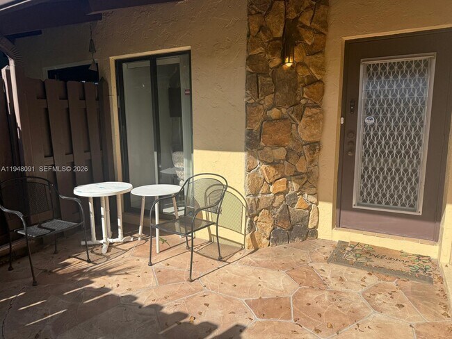 Foto del edificio - 412 Briarwood Cir