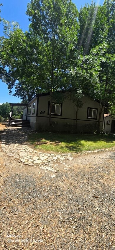 Primary Photo - Large 3 bedroom home in the country