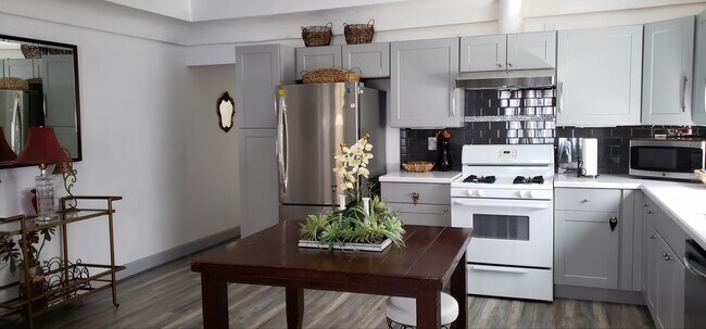 Kitchen - 1740 S Mansfield Ave
