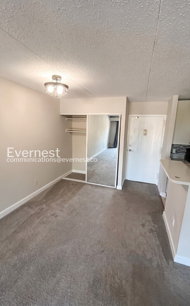 Foto del edificio - 1 Bed/1 Bath Condo with Modern Amenities / Pet-Friendly / Available Soon!
