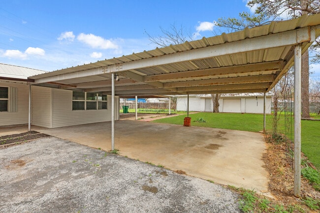 Building Photo - 2340 Harris Ln